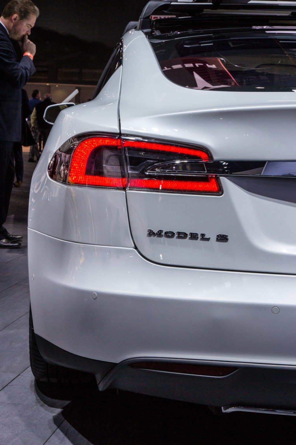 tesla-model-s-p85d-2015-taillight