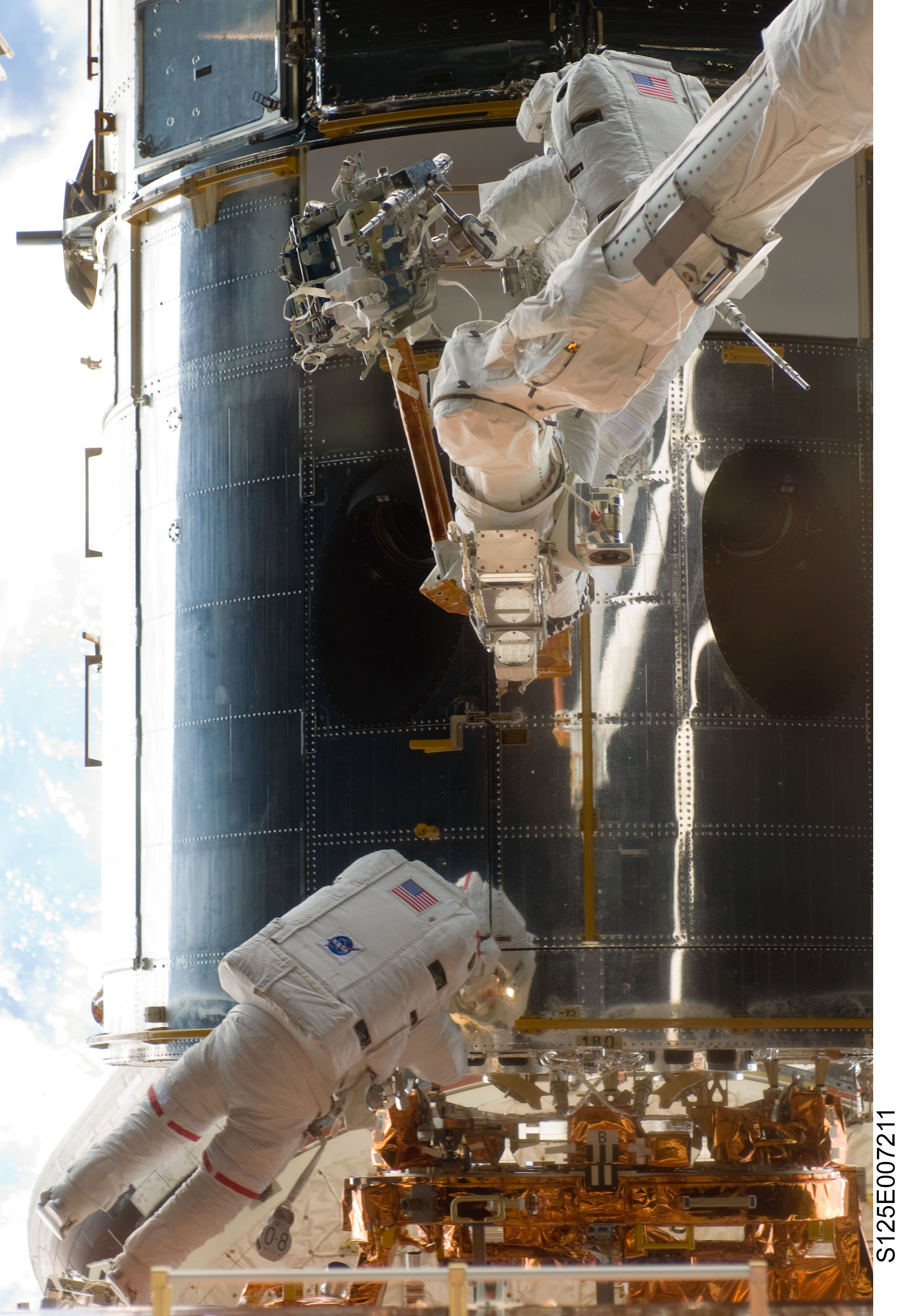 astronauts repairing the Hubble telescope